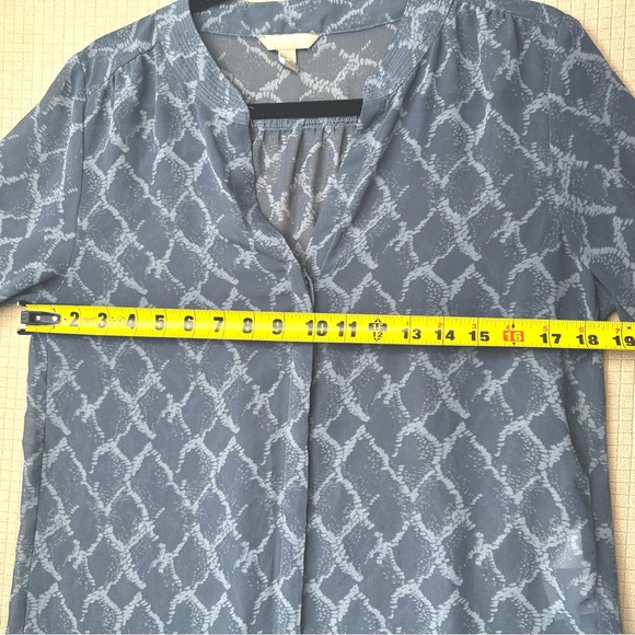 Banana Republic Satin Blouse Size S Blue Print Long Sleeve Sleeve Hidden Button - Picture 7 of 10